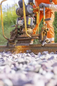 Railway Tracks Drucke: Worker using machine for track work