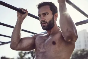 Young Fitness Model Drucke: Young man training, pulling up