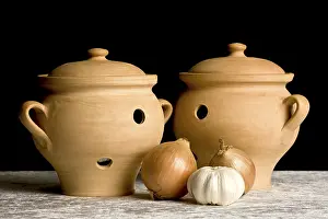 Common Onion Pictures Drucke: Two pots with onions and garlic