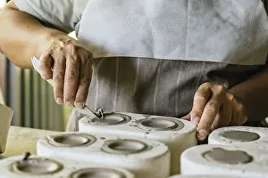 Pottery Making Process Drucke: Potter working in her art studio