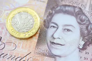 Capital Market News Drucke: Pound Coin on a Ten Pound Note