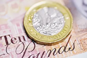 Close Up Currency Drucke: Pound coin on a ten pound note, close up