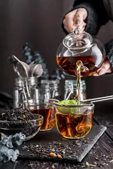 Tea Cup Drucke: Pouring tea cup
