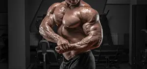 Bodybuilder Gym Drucke: Powerful bodybuilder posing in the gym
