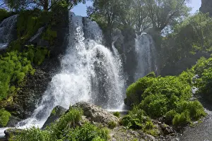 Powerful Waterfall Drucke: A powerful waterfall flows over rocks