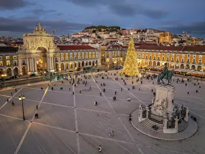 Praca Do Comercio Lisbon Drucke: Praca do Comercio in Lisbon features a stunning Christmas tree