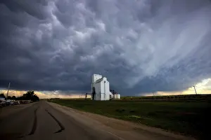 Cloudy Atmospheric Scenes Drucke: Prairie Storm Clouds in Saskatchewan Canada dramatic Scene