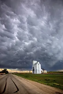 Dark Cloudy Skies Canada Drucke: Prairie Storm Clouds Saskatchewan Canada Grain Elevator