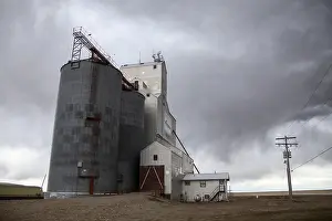 Prairie Storm Clouds Drucke: Prairie Storm Clouds in Saskatchewan Canada Grain Elevator