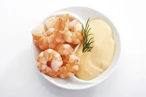 Studio Shot Of Prawns Drucke: Prawns with a dip
