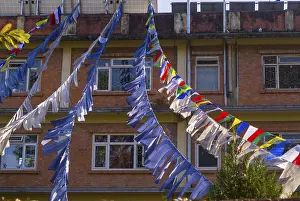 Tibetan Buddhism Flag Drucke: Prayer flags in front of a facade