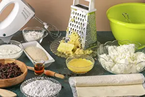 Puff Pastry Desserts Drucke: Preparation for making strudel with curd