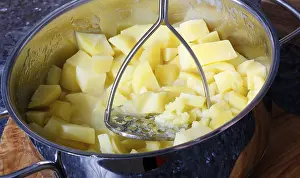 German Kitchen Utensils Drucke: Preparation mashed potatoes, mashed potatoes