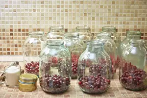 Sweet Dessert Ideas Drucke: Preparation in three-liter jars of cherry compote