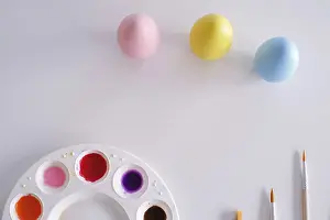 Traditional Easter Depiction Drucke: Preparing for Easter. Painting easter eggs on colorful tablecloth background