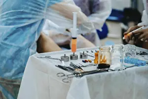 Operating Room Equipment Drucke: Preparing surgical instruments for surgery in the operating room