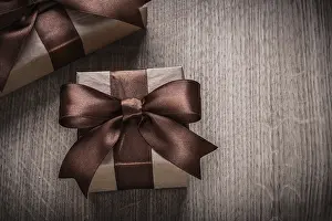 Christmas Gift Packaging Drucke: Present boxes with brown ribbons horizontal version celebration concept