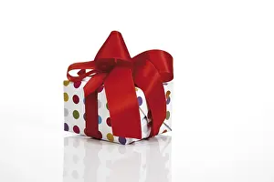 Wrapped Present Drucke: Present with a ribbon
