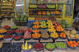 Fresh Fruit Market Drucke: Presentation of many different types of fruit on a market stall