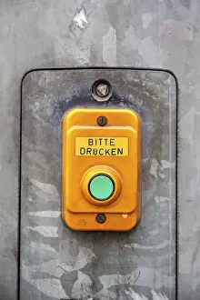 Deserted Road Traffic Drucke: PLEASE press button request green traffic light