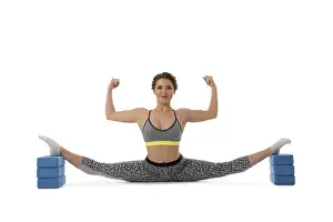 Flexible Female Model Drucke: Pretty brunette in top and leggings making split in studio