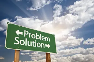 Strasse Symbol Image Drucke: Problem and solution green road sign with dramatic clouds and sky