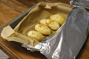 Oven Baked Potatoes Drucke: Process of baking whole half slices potato in oven