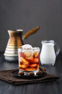 Ice Covered Glass Drucke: Process of making iced coffee