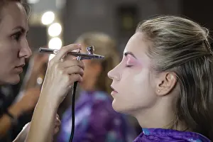 Cosmetic Artistry Drucke: The process of making modern make up with airbrush