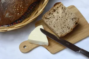 Processed Cheese Drucke: Processed cheese, cheese corner and bread with knife