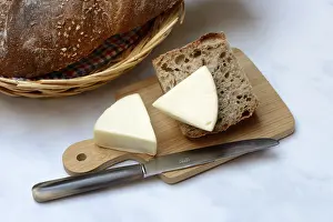 Basic Food Images Drucke: Processed cheese, cheese wedges and bread with knife