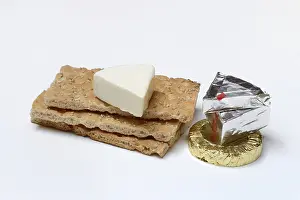 Plain Colored Background Food Images Drucke: Processed cheese on crispbread, opened and packed
