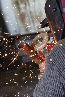 Factory Production Process Drucke: Processing root weld with a cutting machine