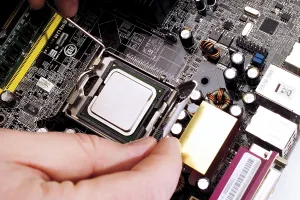 Electronic Technology Drucke: Processor chip being built into a motherboard