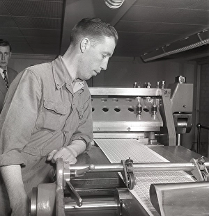 Industrial Production Line Drucke: Producing postage stamps in the 1950s