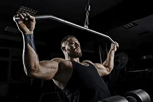 Professional Athlete Workout Drucke: Professional athlete performs an exercise in the gym