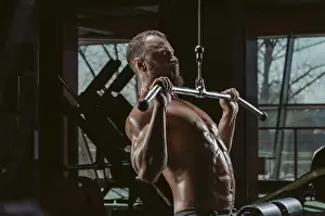 Fitness Athlete Drucke: Professional athlete performs an exercise in the gym