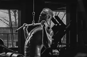 Athletic Training Drucke: Professional athlete performs an exercise in the gym