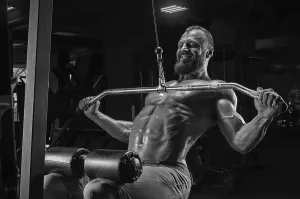 Bodybuilding Athlete Drucke: Professional athlete performs an exercise in the gym