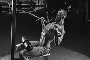 Fitness Exercise Drucke: Professional athlete performs an exercise in the gym