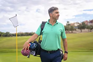 Golf Player Drucke: A professional golf player on a golf course