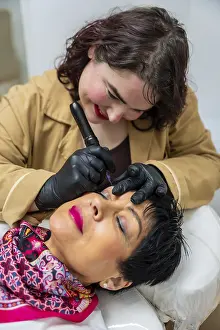 Permanent Makeup Drucke: Professional technician using a microblading tool