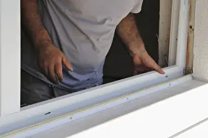 Construction Site Worker Drucke: Professional window installation by a craftsman
