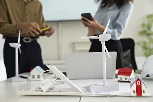 Modern Architecture Design Drucke: Two professionals engage in a collaborative meeting