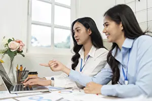 Modern Workspace Drucke: Two professionals focused on a laptop