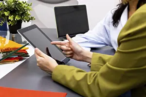 Female Manager Teamwork Drucke: Professionals in an image consulting session analyze digital data on a tablet