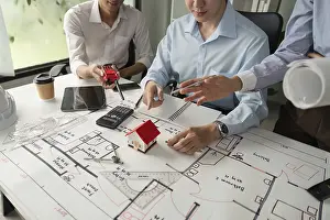 One Person Construction Team Drucke: Professionals manage their projects effectively through collaborative discussions about building designs