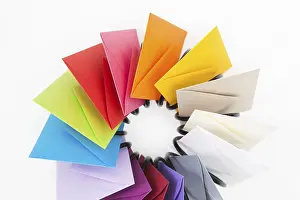Colorful Envelopes Drucke: Propeller of colored envelopes on the white table