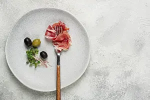 Studio Shot Image Drucke: Prosciutto on a fork, top view