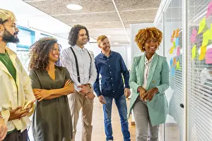 Professional Communication Skills Drucke: Proud young multi-ethnic people during a creative process using adhesive notes